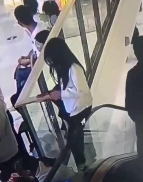 律师解读女孩商场内站电梯夹角处坠楼：如玻璃护栏脱落导致其坠楼，商场应负主要责任