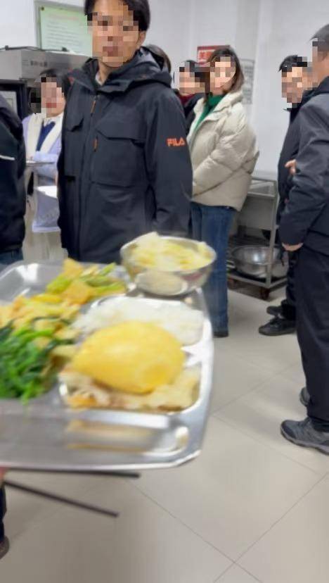 一市监局未到下班时间多人排队打饭？大连瓦房店通报：连夜组建核查组开展核查