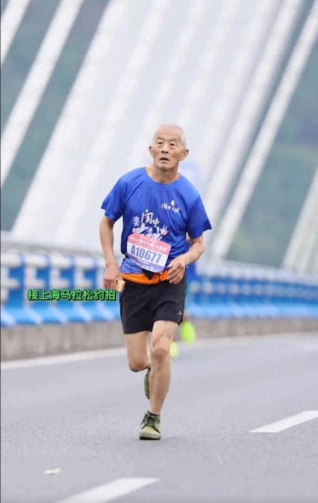 郑州65岁阿姨8年骑行12国：骑行治好了我的抑郁症