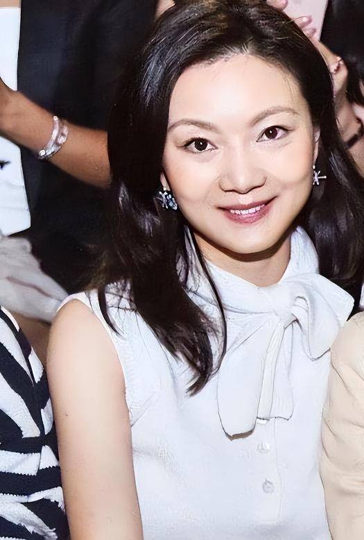 陈婷现实长什么样？路人镜头才是“照妖镜”，突然理解张艺谋了