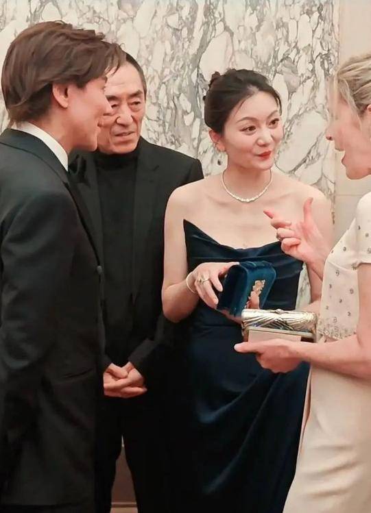 陈婷现实长什么样？路人镜头才是“照妖镜”，突然理解张艺谋了