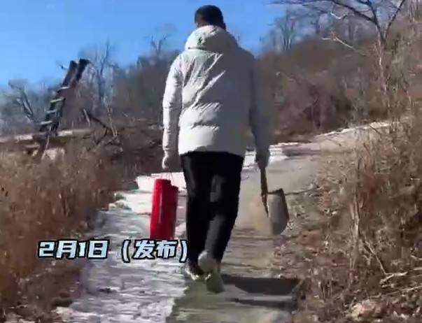 女子4次陪老公驱车260公里悼念亡妻：在生死离别面前，那点爱恨情仇又算得了什么
