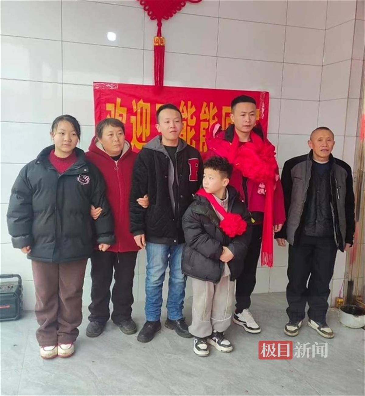 被余华英拐卖30年的小伙回乡认亲，全村放鞭炮欢迎，当年一同被拐的哥哥仍未回家