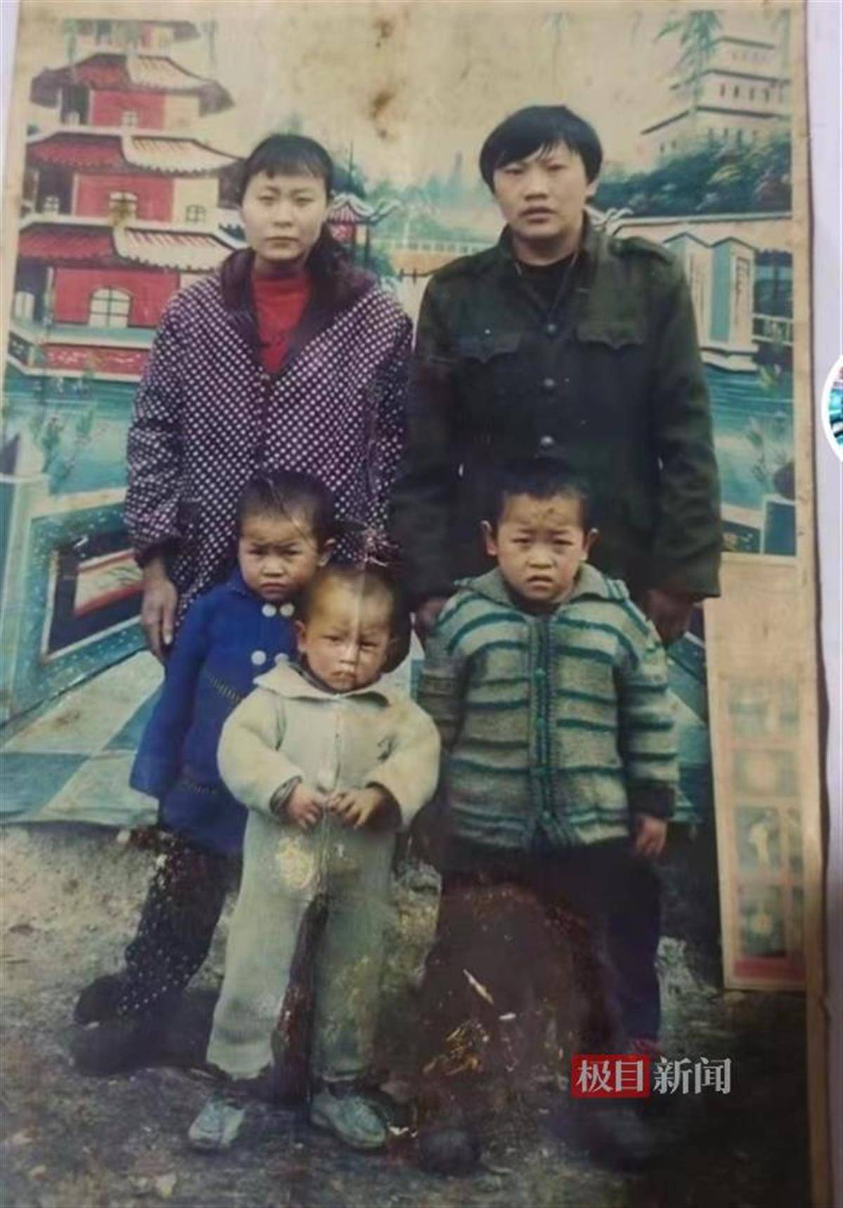 被余华英拐卖30年的小伙回乡认亲，全村放鞭炮欢迎，当年一同被拐的哥哥仍未回家