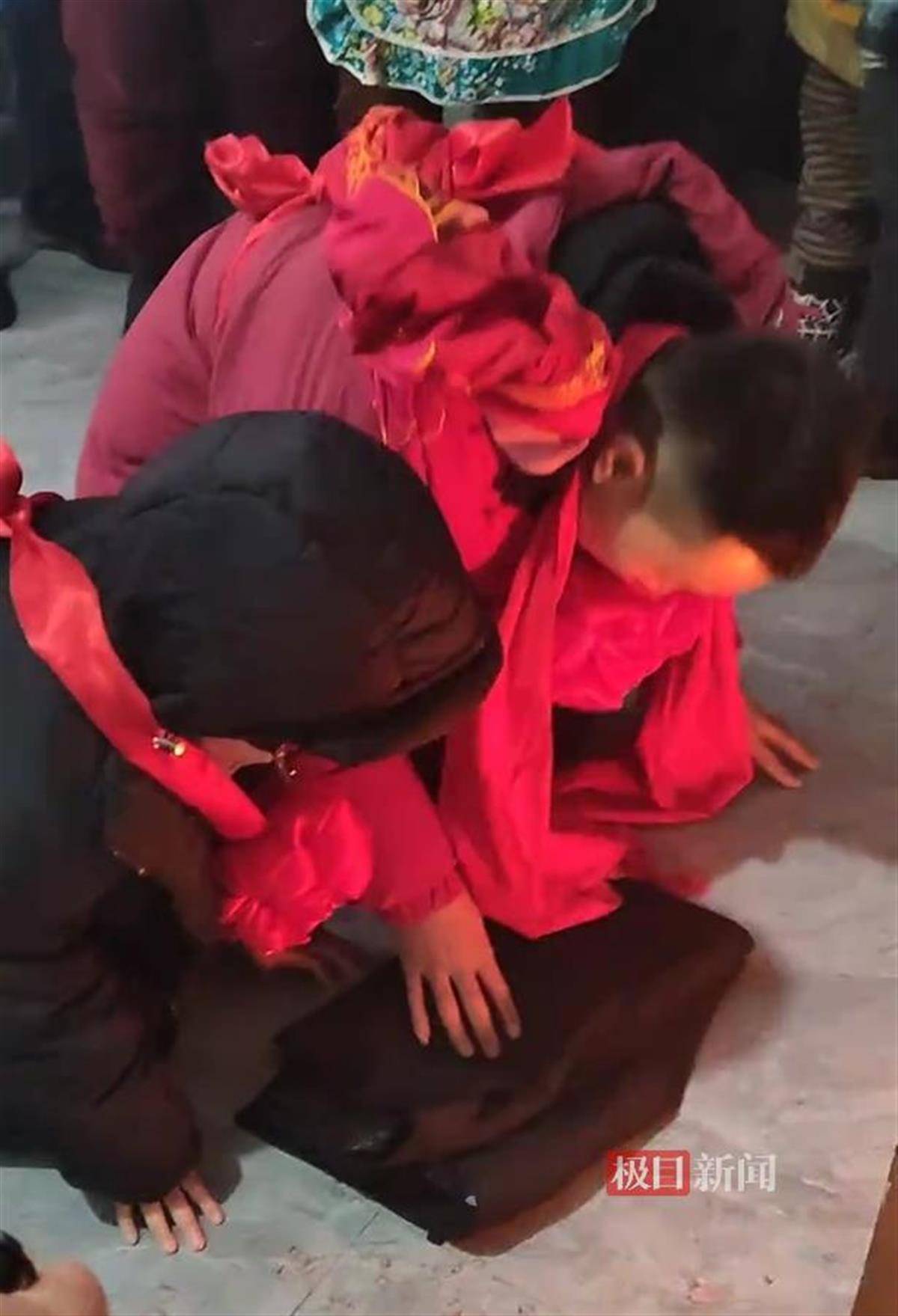 被余华英拐卖30年的小伙回乡认亲，全村放鞭炮欢迎，当年一同被拐的哥哥仍未回家