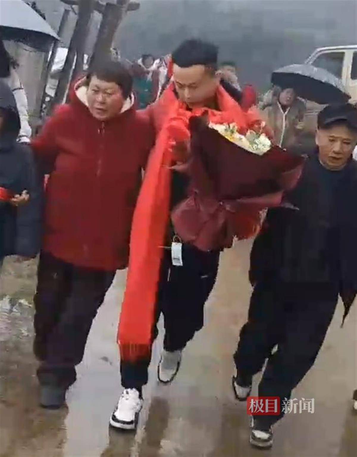 被余华英拐卖30年的小伙回乡认亲，全村放鞭炮欢迎，当年一同被拐的哥哥仍未回家