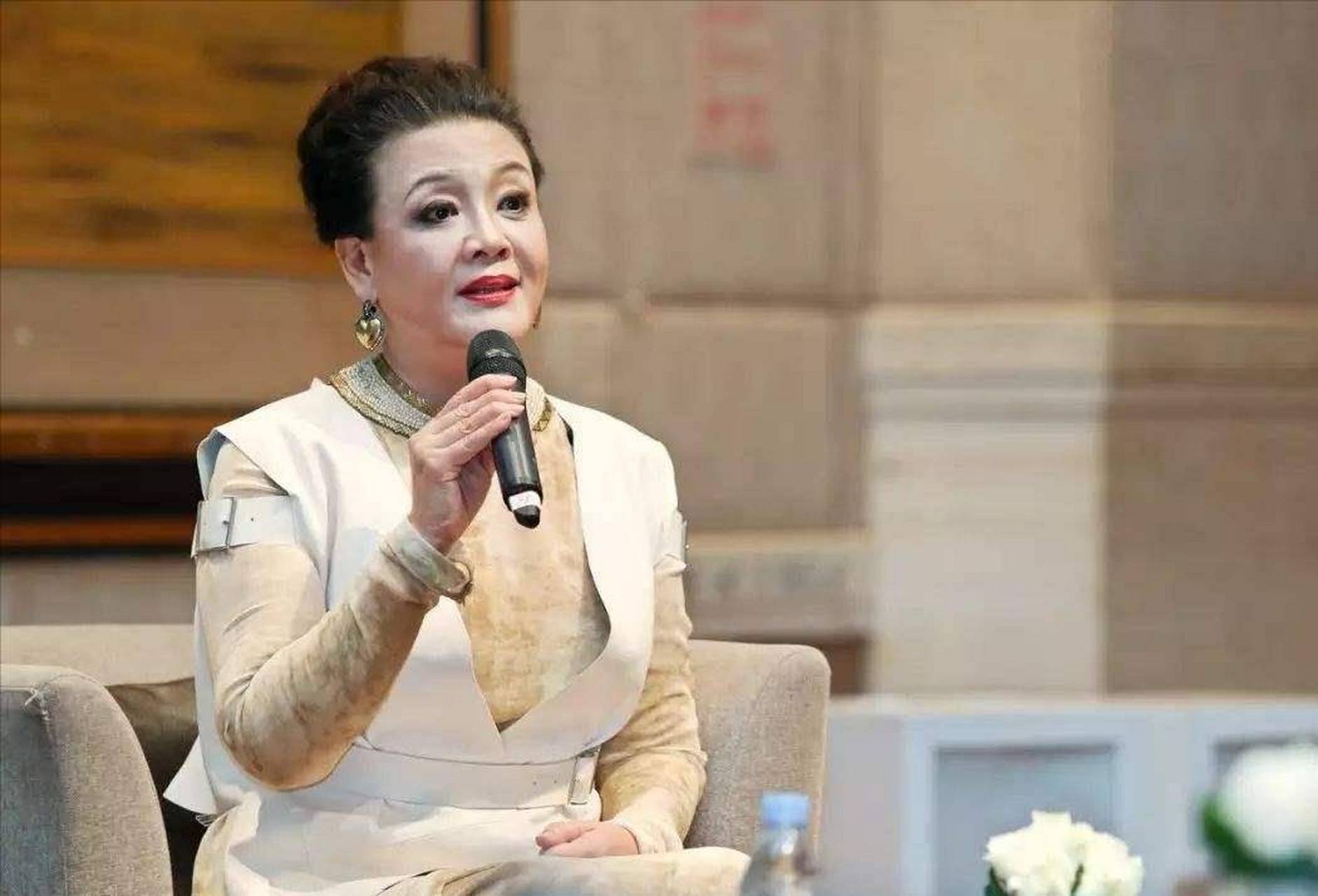 张兰回应抖音无限期封禁：问心无愧，更焦虑如何尽快拿回孩子抚养权