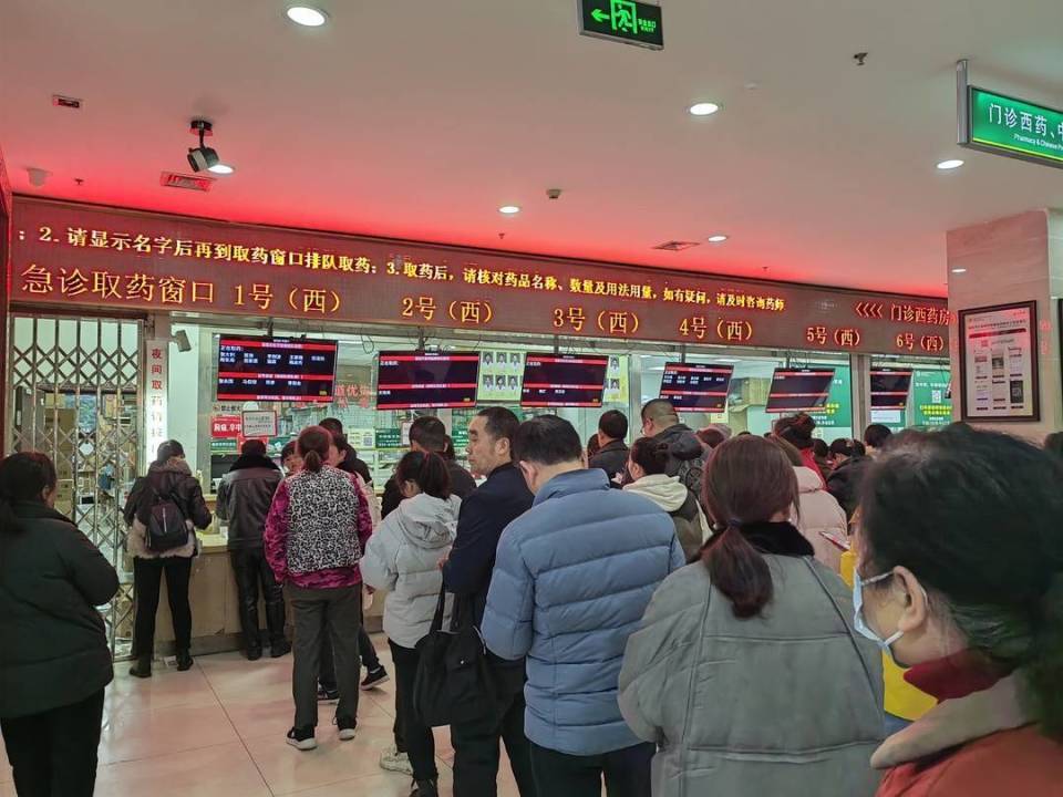 网友吐槽夜间取药窗口卷帘拉太低，院方：情况属实，已整改