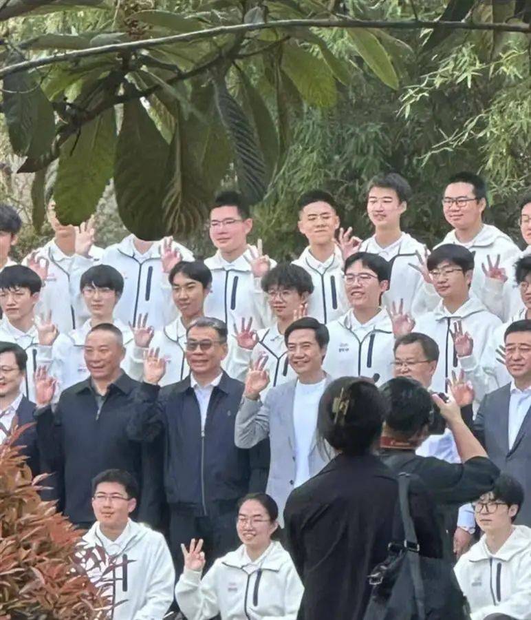 “班主任”雷军在武大召开班会，和34名雷军班同学合影大家一起比OK