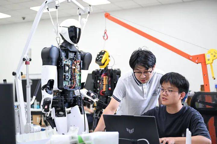 新的伟大奋斗创造新的历史伟业——以习近平同志为核心的党中央引领“十四五”经济社会发展纪实